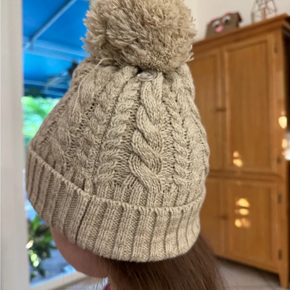 Frye & Co Cable Knit Beanie Pom Pom Hat Oatmeal NWT Fits Teens/ Small